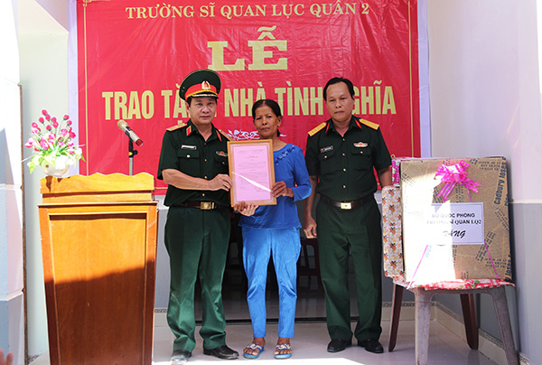 Tặng nhà tình nghĩa gia đình người có công