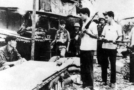 Vừa điều chỉnh thế trận vừa tiến công