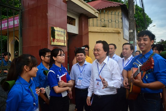 Bộ trưởng Bộ Giáo dục và Đào tạo Phùng Xuân Nhạ kiểm tra điểm thi Trường THPT Yên Viên, Hà Nội