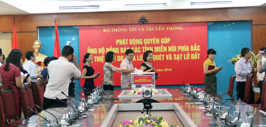 Quyên góp ủng hộ đồng bào bị thiệt hại do mưa lũ tại các tỉnh miền núi phía Bắc