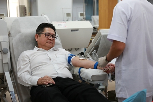 Người đàn ông nước ngoài hiến máu hiếm cứu bệnh nhi ung thư qua cơn nguy kịch