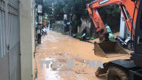 Quảng Ninh: Huy động nhân lực, phương tiện dọn bùn đất bị sạt lở