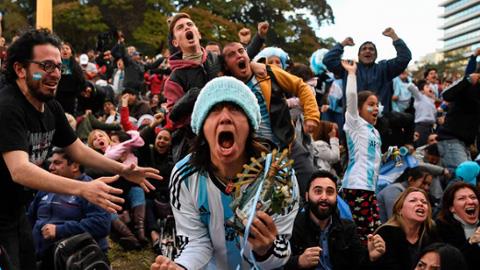 Nhiều CĐV Argentina òa khóc