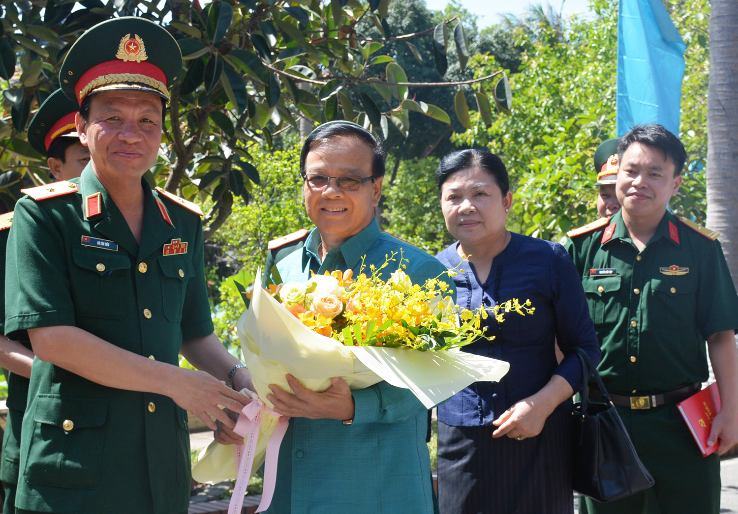 Phó thủ tướng Lào Somdy Douangdy thăm, làm việc tại Quân khu 4

