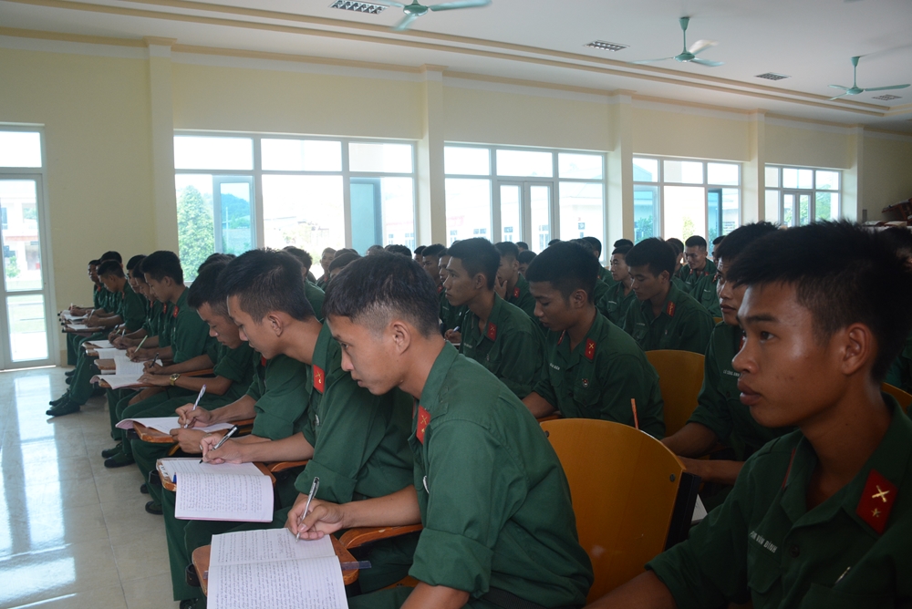 Từ những bỡ ngỡ ban đầu, kết thúc huấn luyện 100% chiến sĩ đã hoàn thành tốt nội dung học tập. Trong ảnh: Giờ học giáo dục chính trị tại Đại đội 3, Tiểu đoàn 7, Trung đoàn 98, Sư đoàn 316.