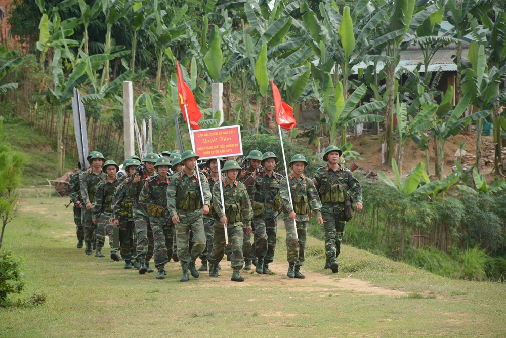 Huấn luyện ngoài thao trường được tổ chức chặt chẽ từ cấp trung đội.