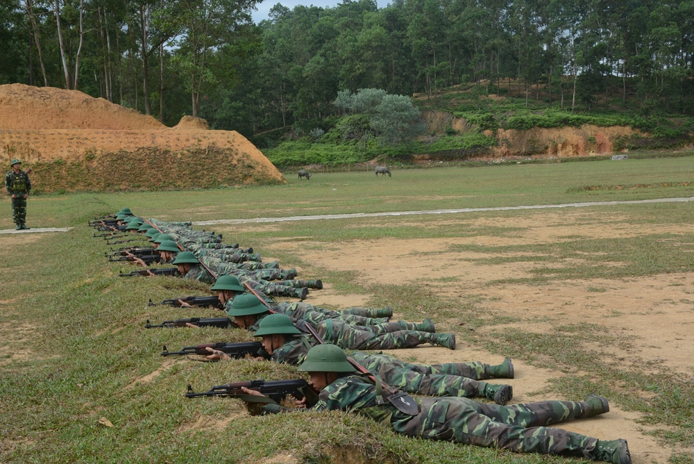 Nội dung huấn luyện nằm bắn súng tiểu liên AK được các chiến sĩ Trung đội 2, Đại đội 1, Tiểu đoàn 7, Trung đoàn 98, Sư đoàn 316 thực hiện thuần thục.