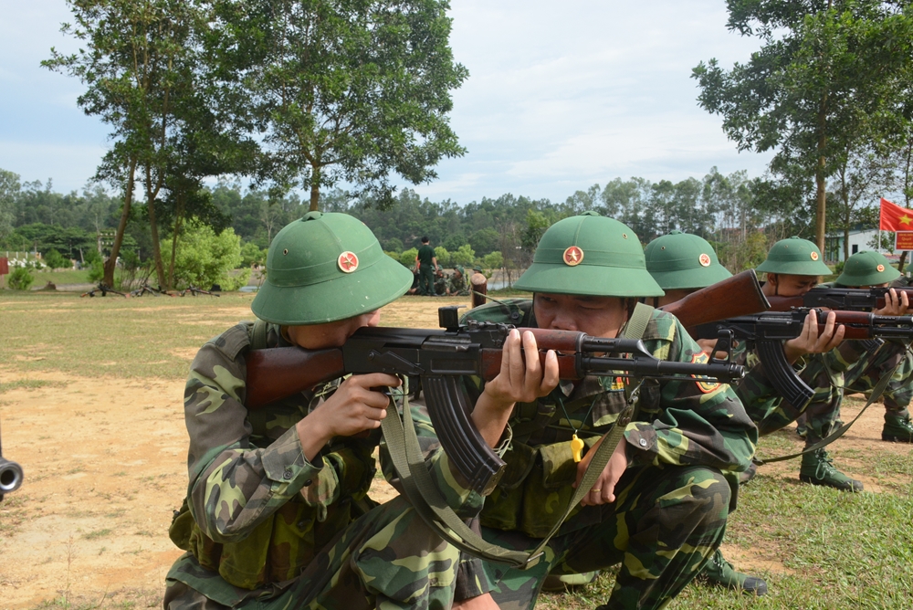 Trung úy Đỗ Quốc Bằng, Trung đội trưởng Trung đội 2, Đại đội 1, Tiểu đoàn 7, Trung đoàn 98 chỉnh đường ngắm bắn cho từng chiến sĩ.