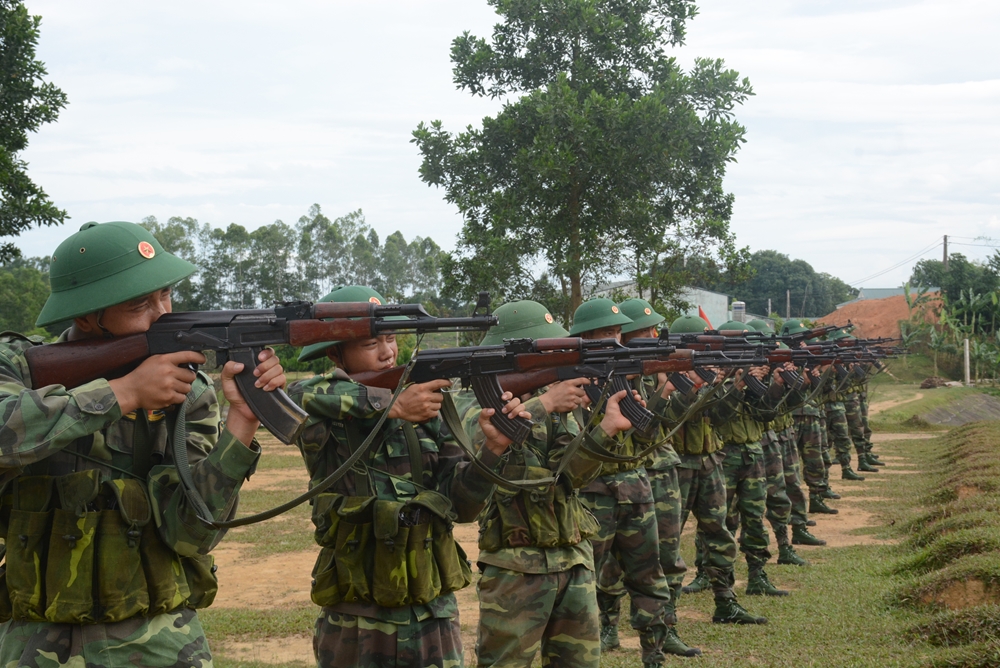 Các chiến sĩ thực hiện động tác đứng bắn súng tiểu liên AK thuần thục.