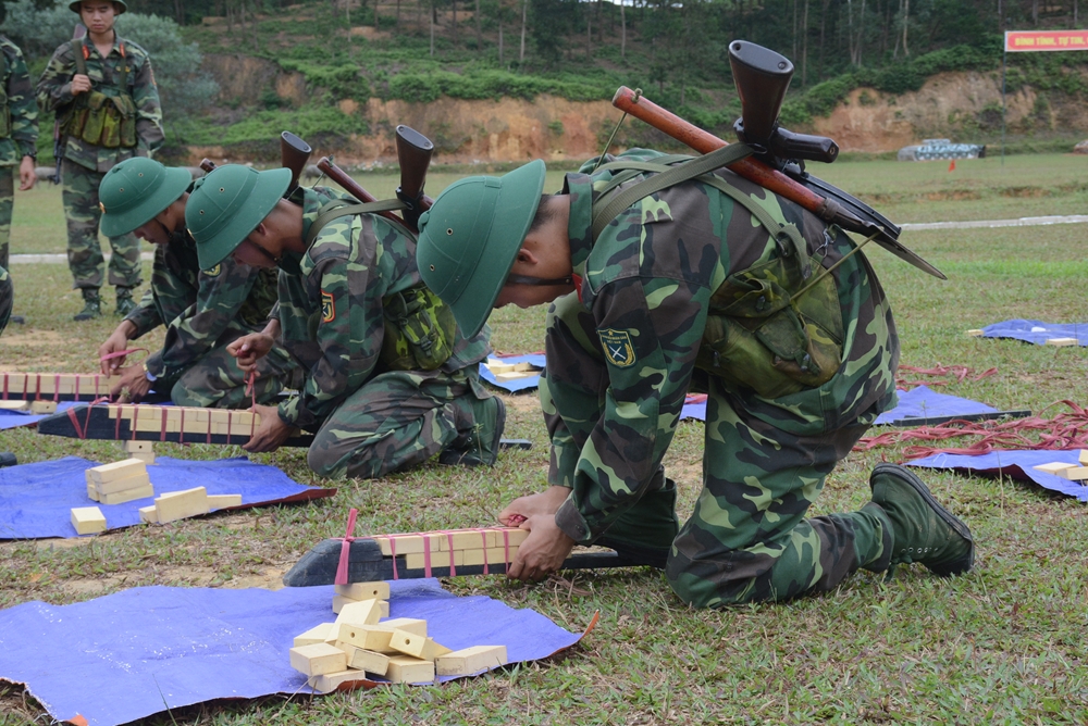 Gói buộc thuốc nổ đòi hỏi các chiến sĩ phải tỉ mỉ, cụ thể và chuẩn xác trong từng động tác.