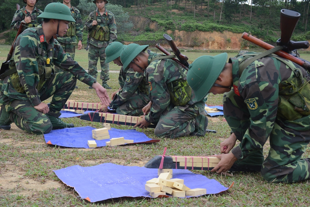 Với sự hướng dẫn tỉ mỉ của cán bộ các cấp, kết thúc huấn luyện nội dung đánh thuốc nổ toàn Sư đoàn 316 đạt giỏi với tỷ lệ chiến sĩ đạt khá, giỏi là 97,5%.