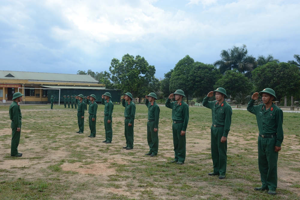 Kết thúc huấn luyện, các chiến sĩ đã thực hiện thuần thục nội dung điều lệnh đội ngũ. Trong ảnh: Giờ học điều lệnh đội ngũ tại Đại đội 6, Tiểu đoàn 8, Trung đoàn 98.