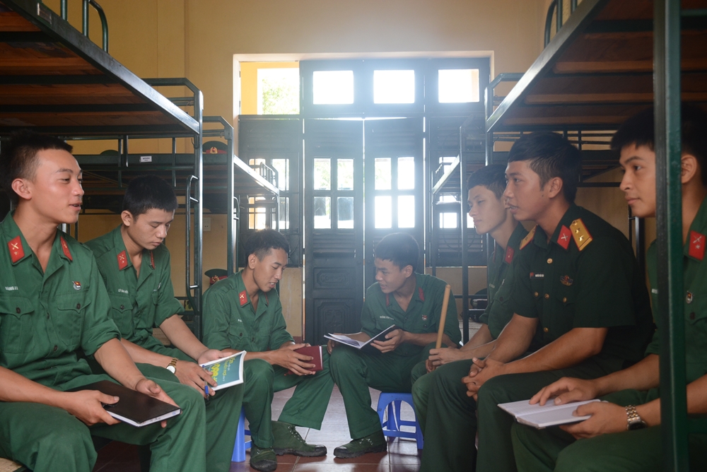 Gặp gỡ, tâm sự, tìm hiểu hoàn cảnh chiến sĩ ngay khi về đơn vị là biện pháp được Sư đoàn 316 triển khai thường xuyên để hiểu rõ từng chiến sĩ. Trong ảnh, cán bộ quản lý Tiểu đoàn 6, Trung đoàn 148, Sư đoàn 316 động viên các chiến sĩ sau mỗi giờ học.