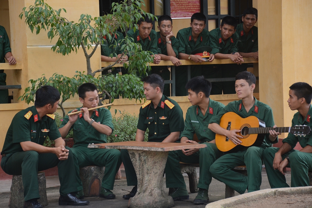 Những giờ văn hóa văn nghệ, thể dục thể thao được duy trì đều đặn luôn cuốn hút các chiến sĩ mới tham gia. Trong ảnh: Giờ văn hóa văn nghệ tại Tiểu đoàn 6, Trung đoàn 148, Sư đoàn 316.