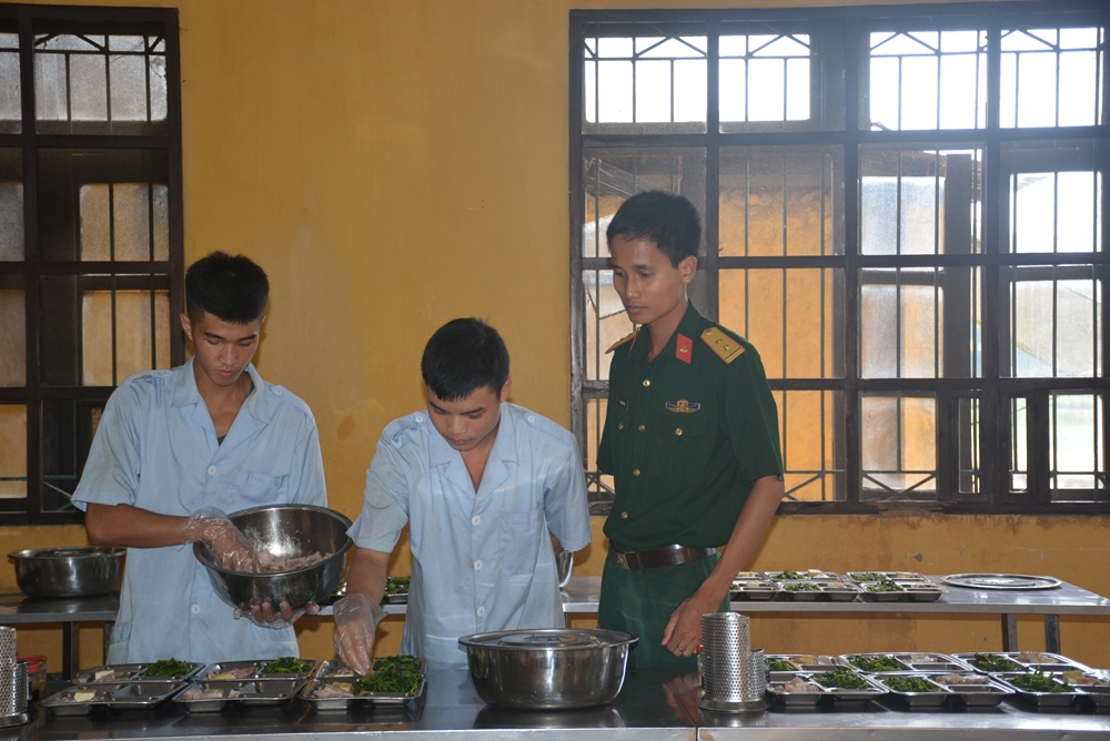 Để chiến sĩ có sức khỏe tốt, công tác hậu cần đảm bảo ăn uống luôn được Sư đoàn chỉ đạo sát sao. Trong ảnh: Cán bộ trung đoàn 148 kiểm tra thực đơn ăn uống tại bếp ăn đơn vị.