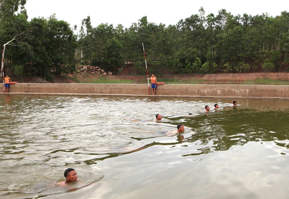 Thực hành huấn luyện bơi.
