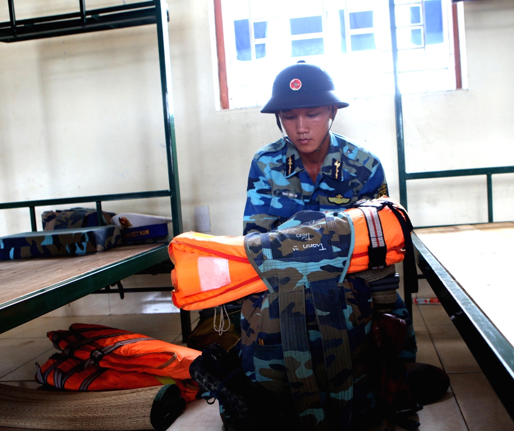 Chuẩn bị nội vụ, tư trang trước khi hành quân ứng cứu nhân dân.