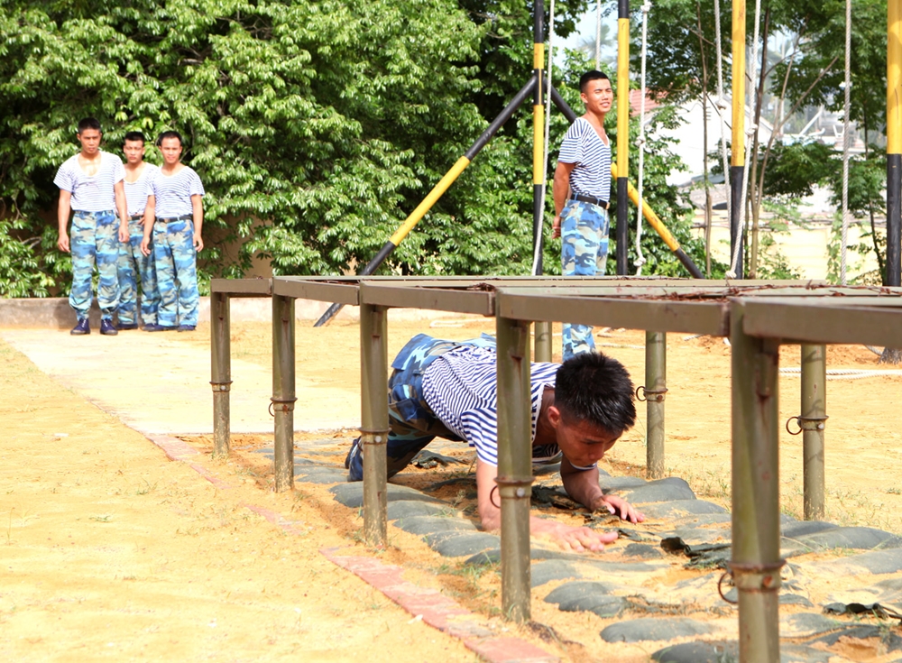 Huấn luyện kỹ năng di chuyển trong luồng hẹp.