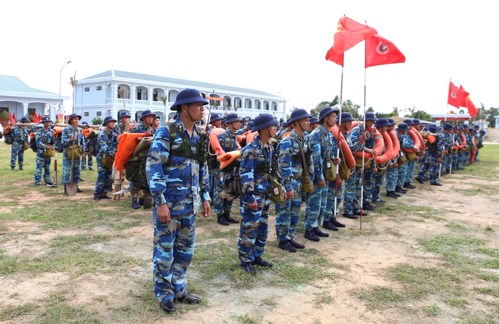 Cán bộ, chiến sĩ toàn đơn vị nghe chỉ huy quán triệt nhiệm vụ trước khi hành quân.