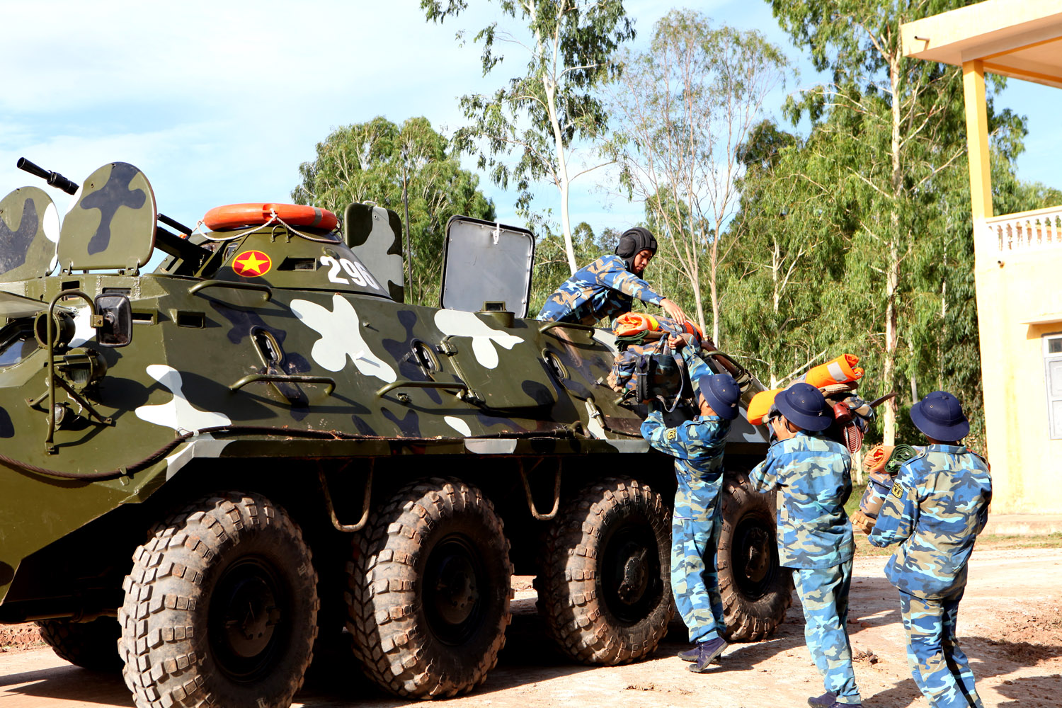 Sẵn sàng cơ động ứng cứu nhân dân trong bão lũ