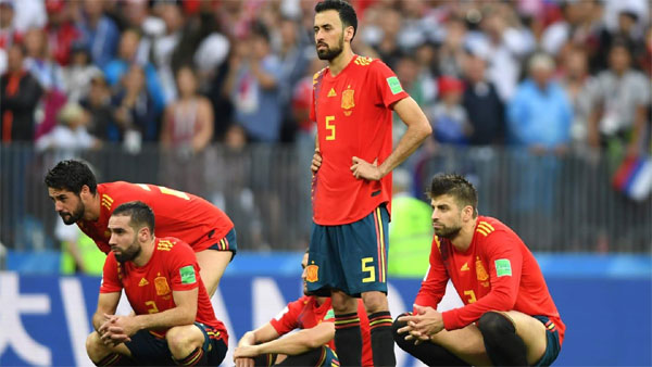 Thầy trò Hierro đã chủ động chọn ngày… về