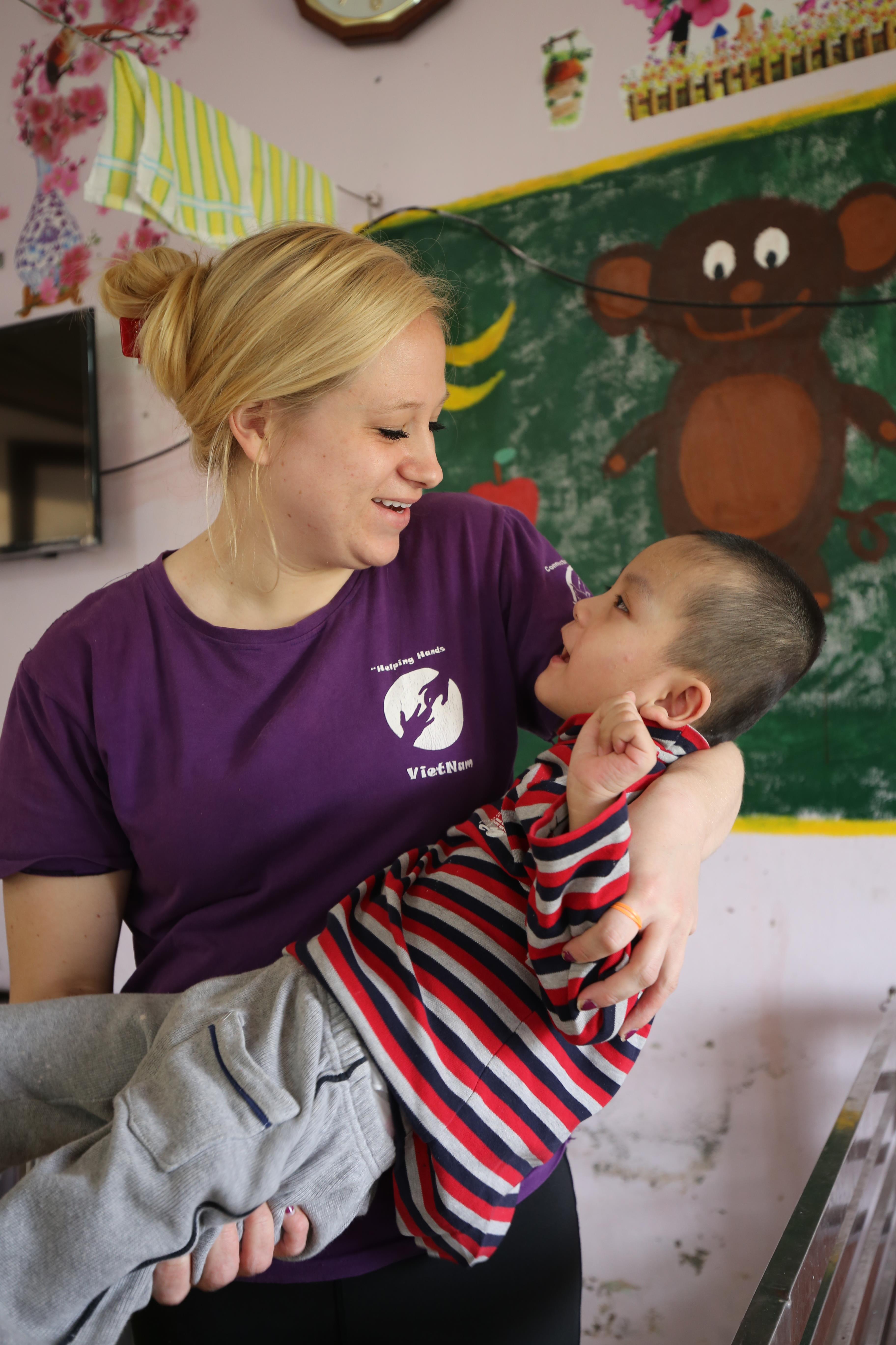 “Người mẹ” ngoại quốc và những đứa trẻ khuyết tật