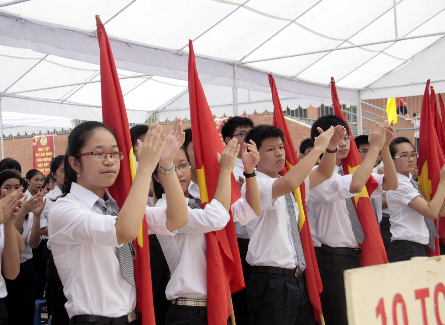 Nhiều trường chuyên Hà Nội hạ điểm chuẩn

