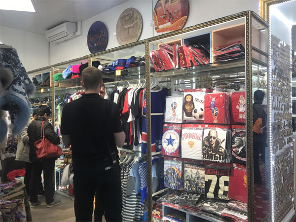 Phong phú quà lưu niệm World Cup