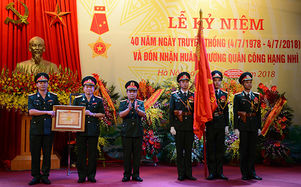 Viện Y học cổ truyền Quân đội đón nhận Huân chương Quân công hạng Nhì 