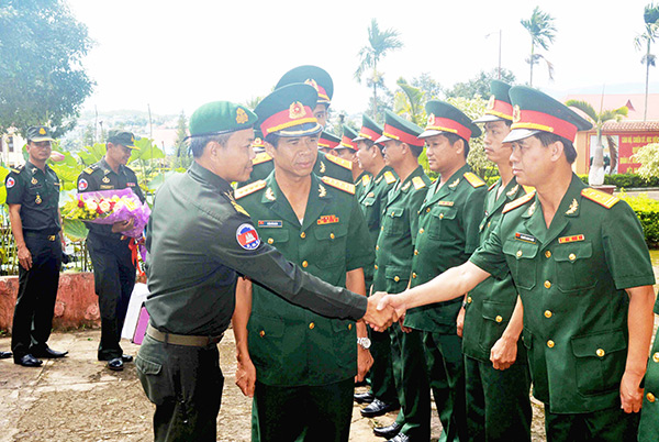 Đoàn sĩ quan trẻ Quân khu 1, Quân đội Hoàng gia Campuchia thăm và làm việc tại Gia Lai