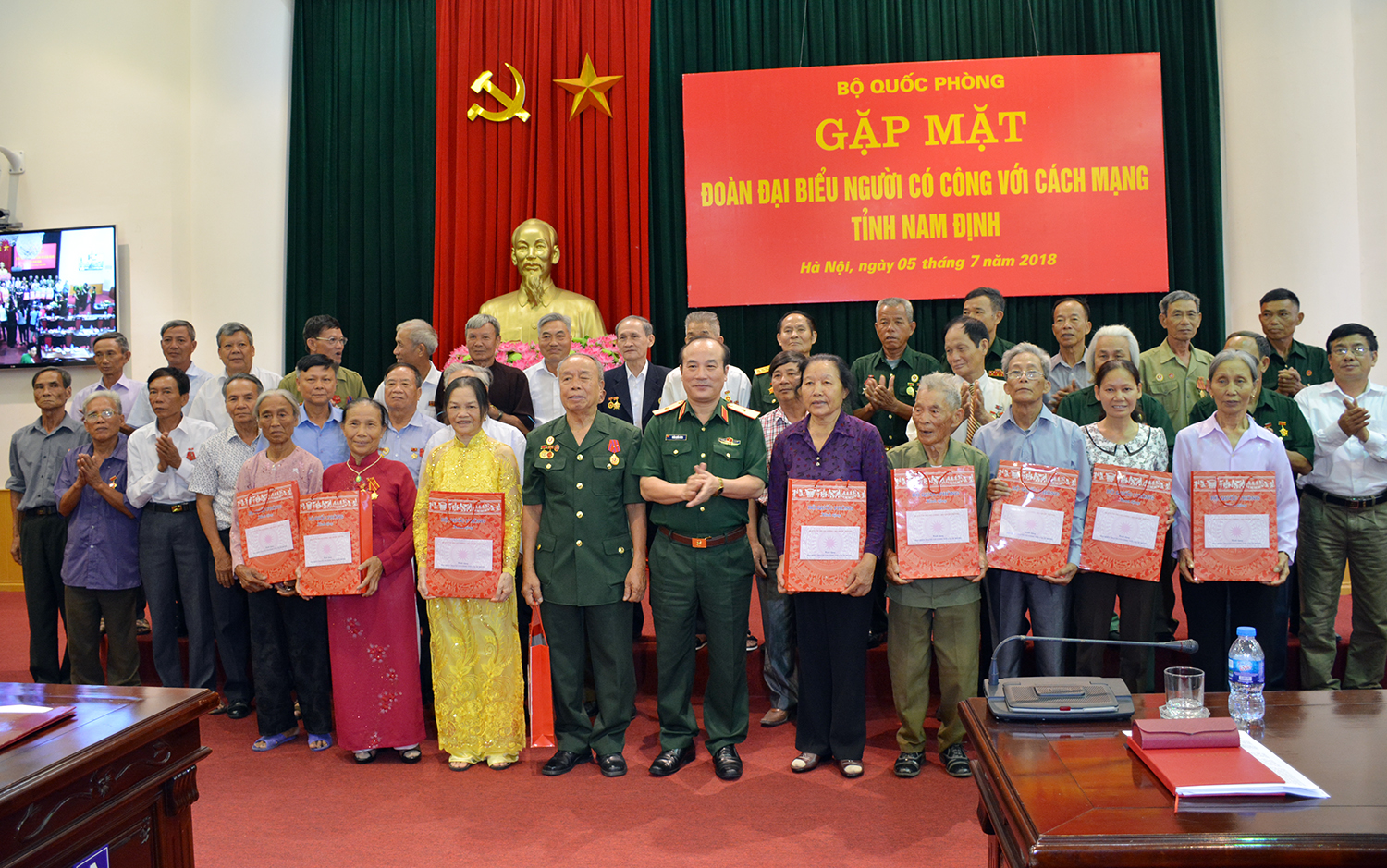 Bộ Quốc phòng gặp mặt Đoàn đại biểu người có công tỉnh Nam Định

