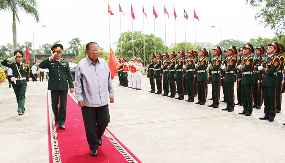 Tổng Bí thư, Chủ tịch nước Cộng hòa Dân chủ Nhân dân Lào thăm Bộ tư lệnh Quân khu 2