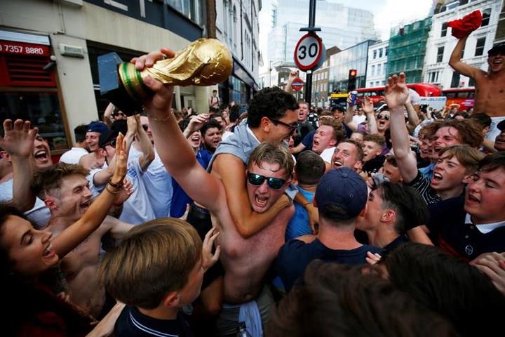 CĐV Anh không ngủ