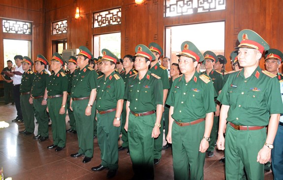 Các đại biểu dự hội thảo khoa học Chiến thắng Đường 9-Khe Sanh dâng hương Chủ tịch Hồ Chí Minh