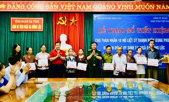 Ban tổ chức chương trình nghệ thuật “Lời ru đồng đội” trao 100 triệu đồng tặng gia đình “10 cô gái Đồng Lộc”