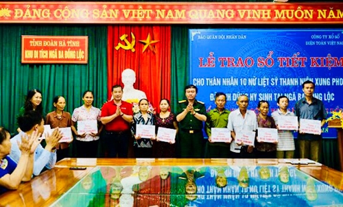 Ban tổ chức chương trình nghệ thuật “Lời ru đồng đội” trao 100 triệu đồng tặng gia đình “10 cô gái Đồng Lộc”