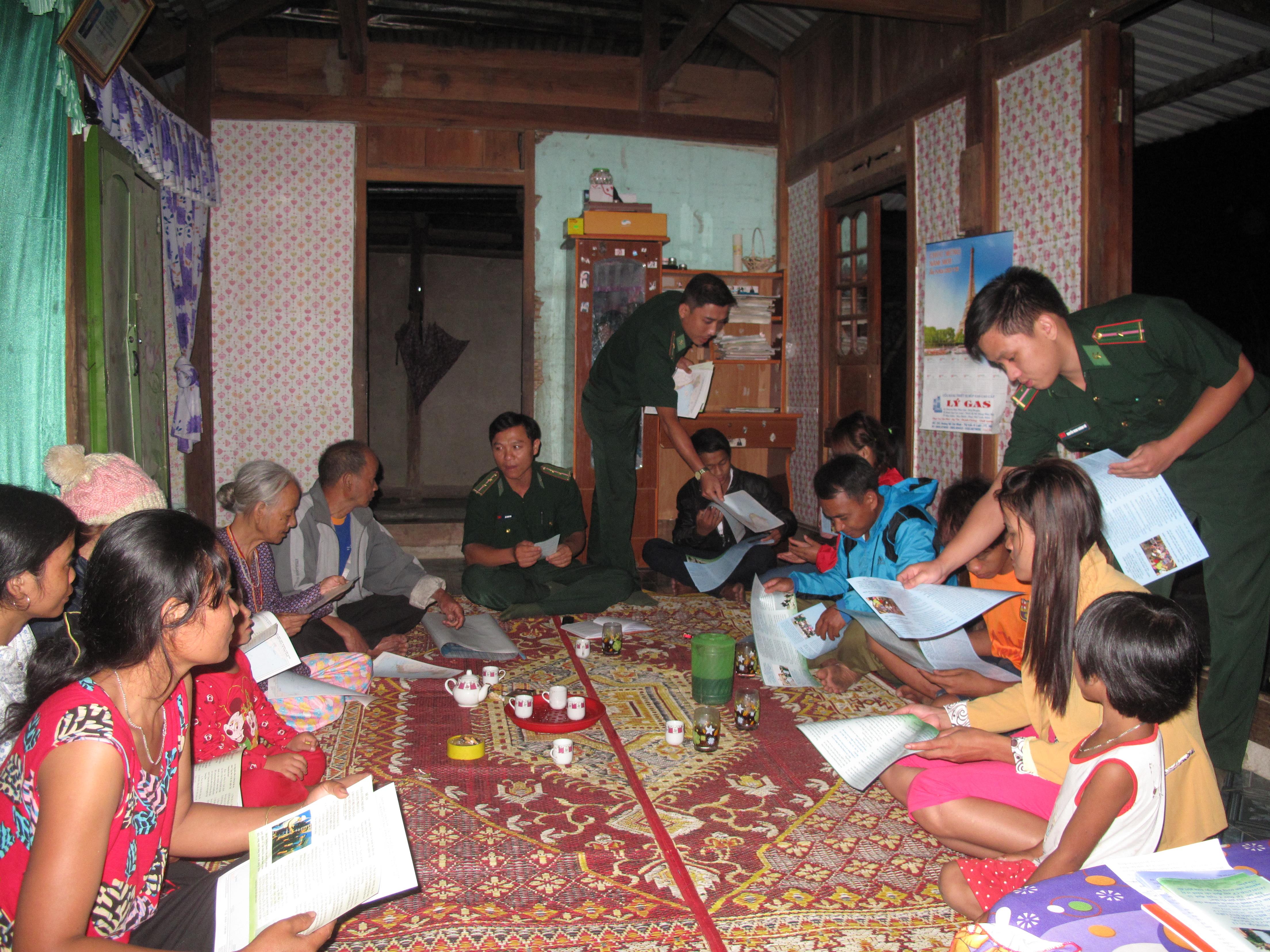 Giúp dân vùng biên bằng những việc làm thiết thực

