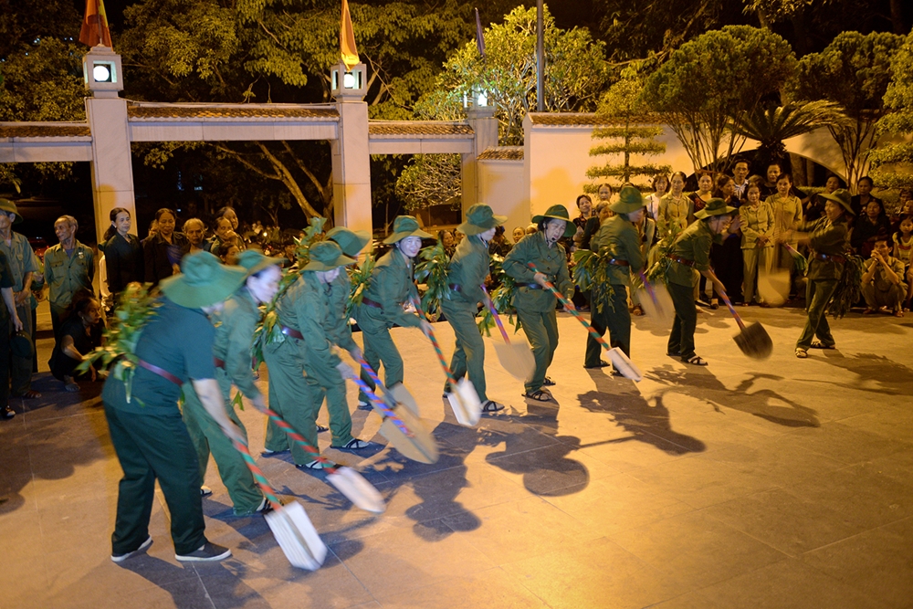 Dâng tuổi thanh xuân cho những tuyến đường