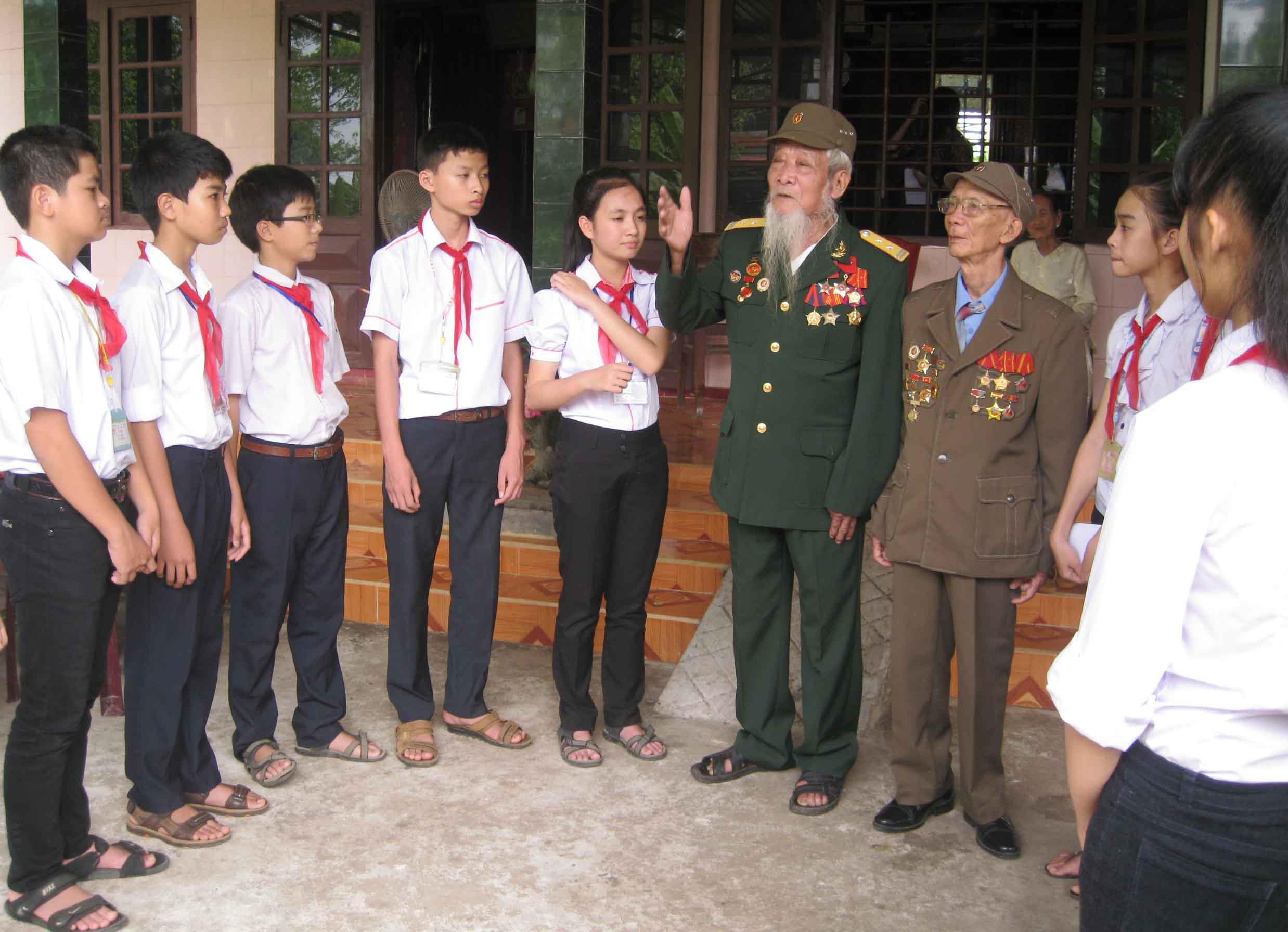 “Ông già Điện Biên” kể chuyện truyền thống

