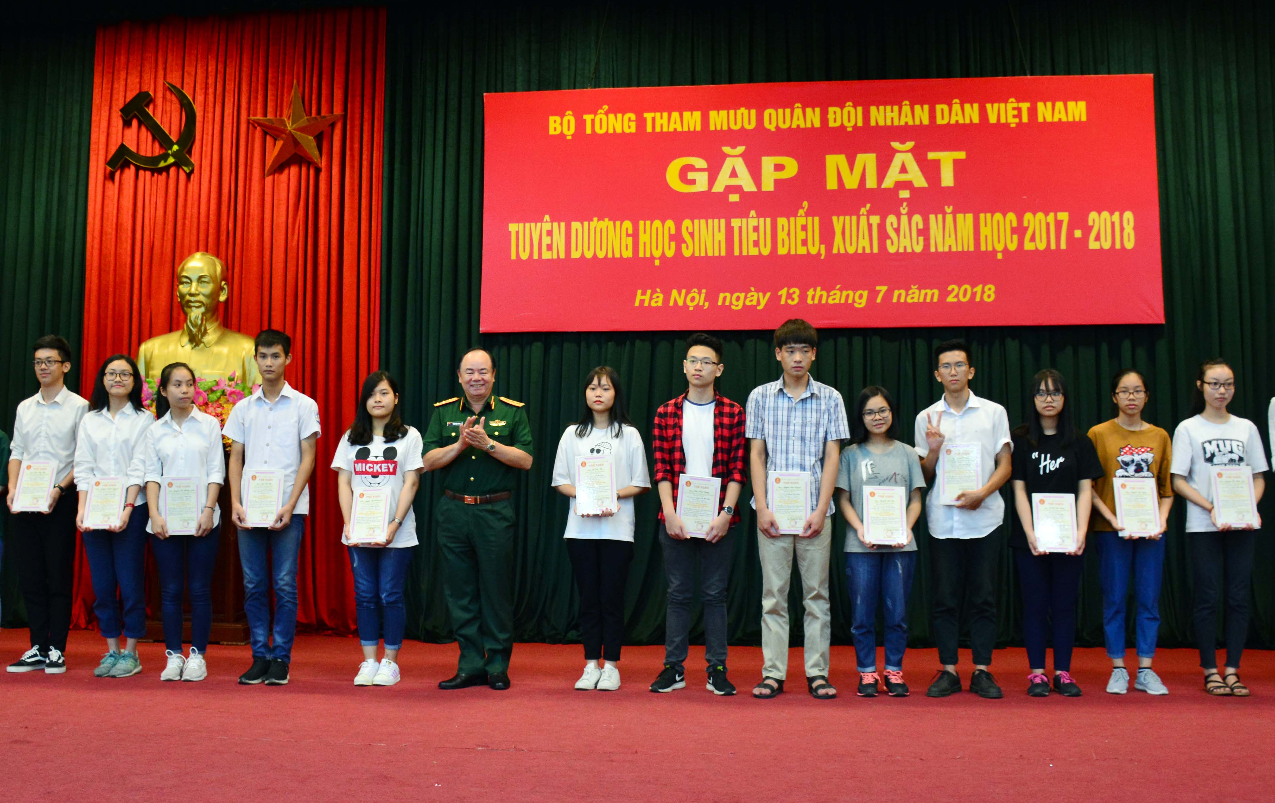 Tuyên dương học sinh tiêu biểu, xuất sắc

