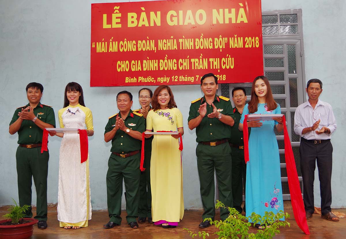 Binh đoàn 16 bàn giao nhà nghĩa tình đồng đội và tặng quà trẻ em khuyết tật

