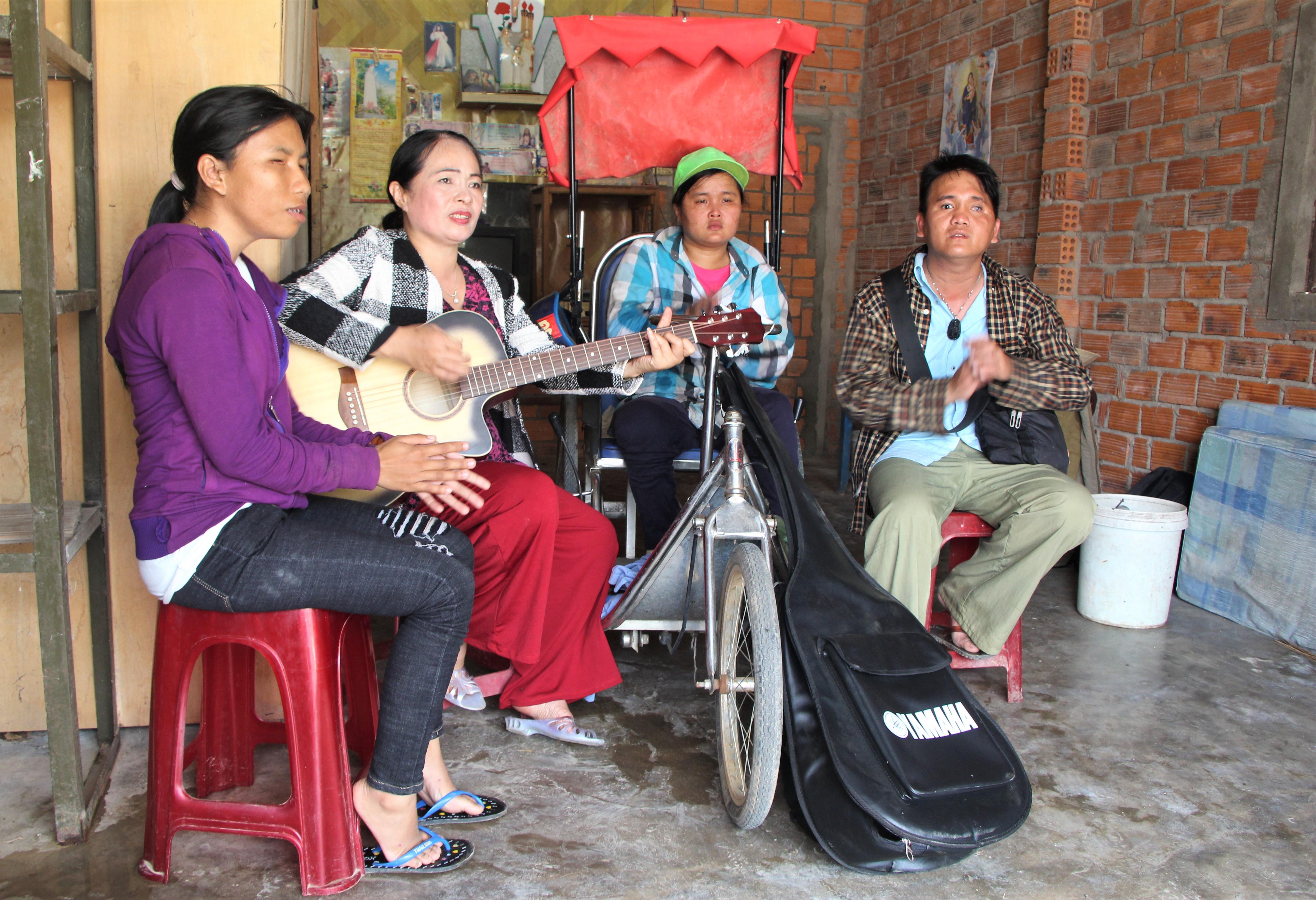 Người đàn bà hát rong gọi mặt trời

