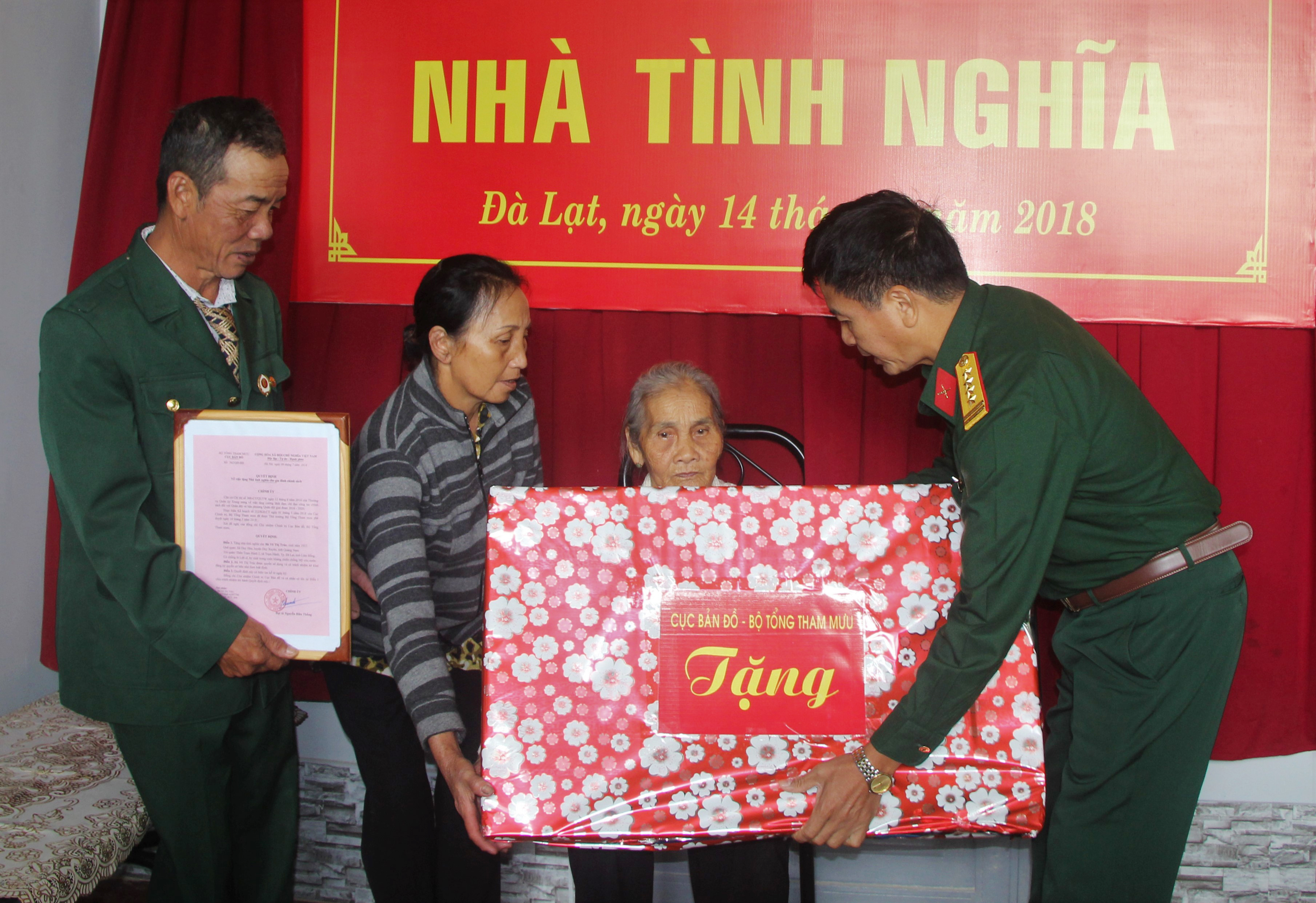 Cục Bản đồ trao tặng nhà tình nghĩa