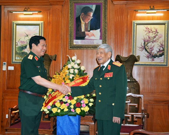 Đại tướng Ngô Xuân Lịch thăm, tặng quà các đồng chí nguyên lãnh đạo Đảng, Bộ Quốc phòng

