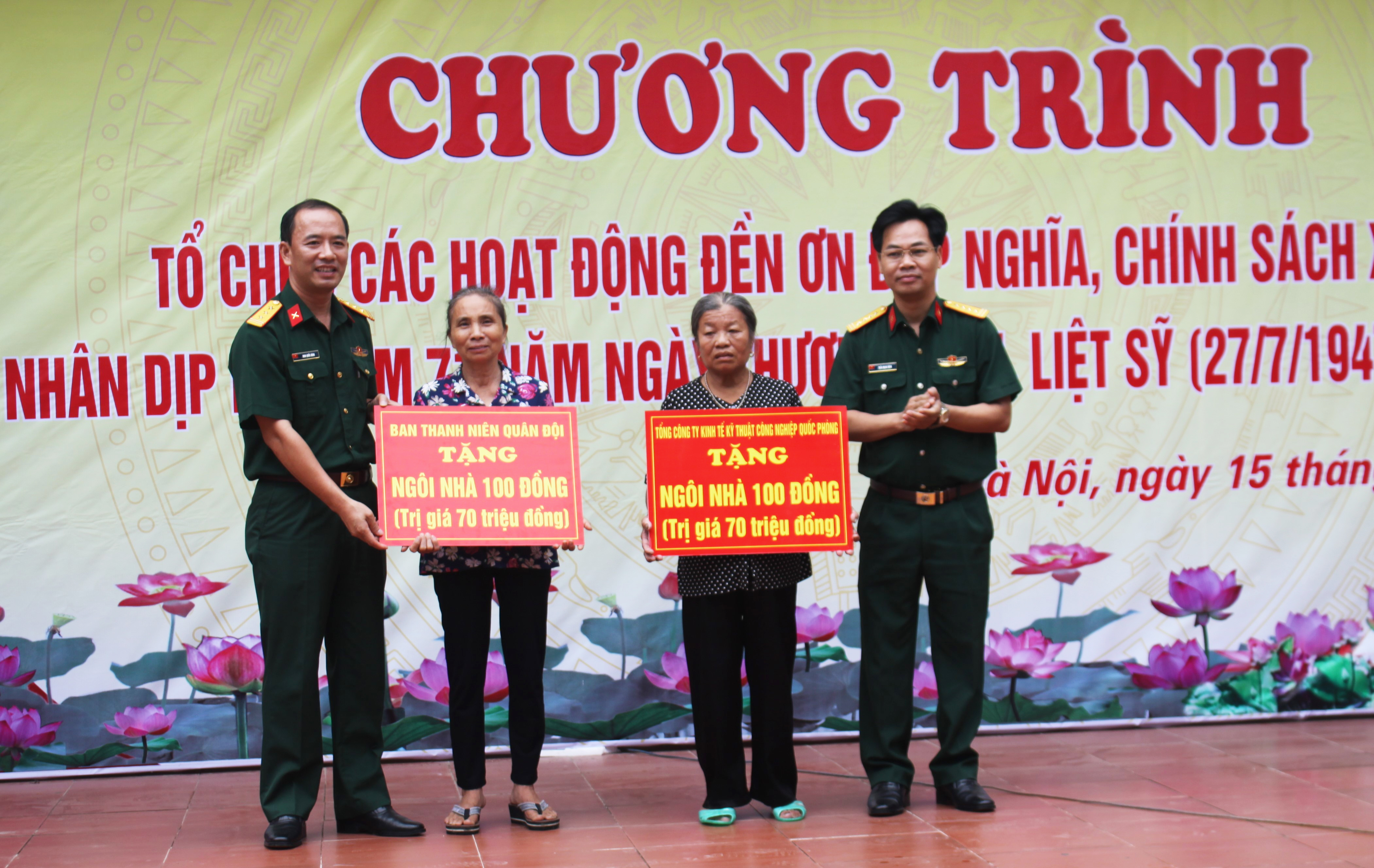 Tặng quà, khám bệnh, cấp thuốc miễn phí tại huyện Phúc Thọ