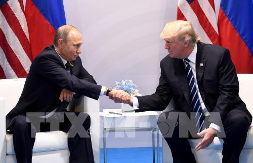Tổng thống Nga Vladimir Putin và Tổng thống Mỹ Donald Trump bắt đầu cuộc gặp thượng đỉnh 