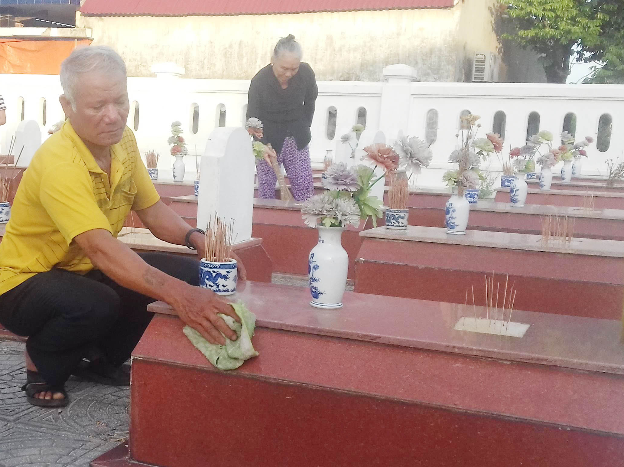 Ba thế hệ trong một gia đình tự nguyện chăm sóc nghĩa trang liệt sĩ
