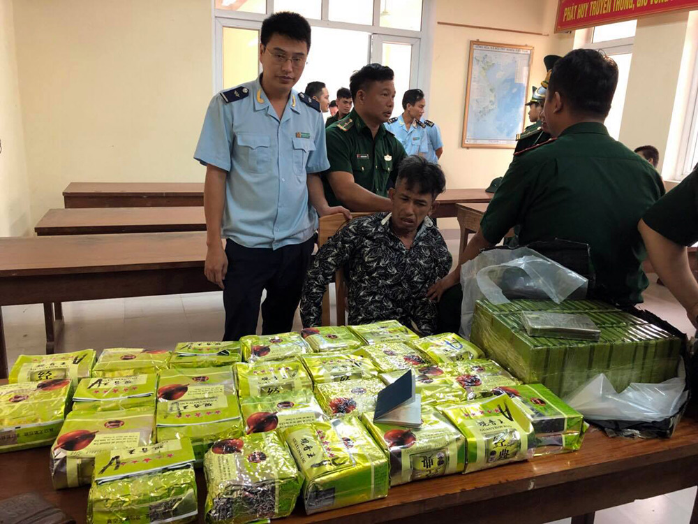 Bắt đối tượng vận chuyển ma túy đá và hê-rô-in qua Cửa khẩu Cầu Treo