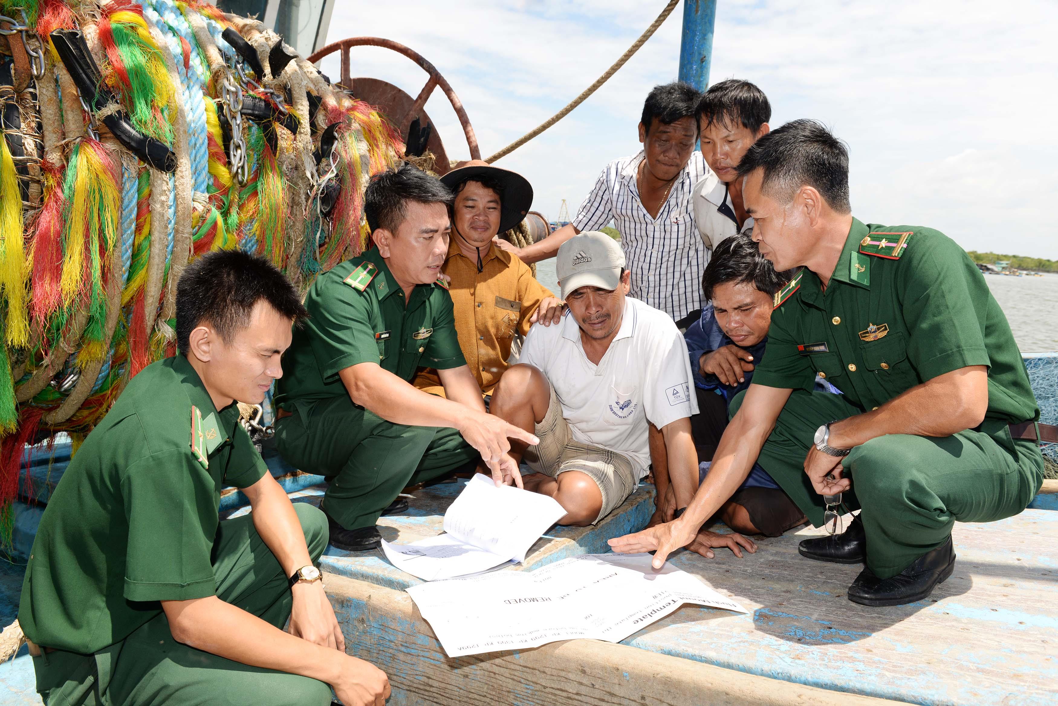 Tuyên truyền, hỗ trợ ngư dân vươn khơi

