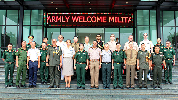 Tùy viên Quân sự các nước thăm Cục Gìn giữ hòa bình Việt Nam